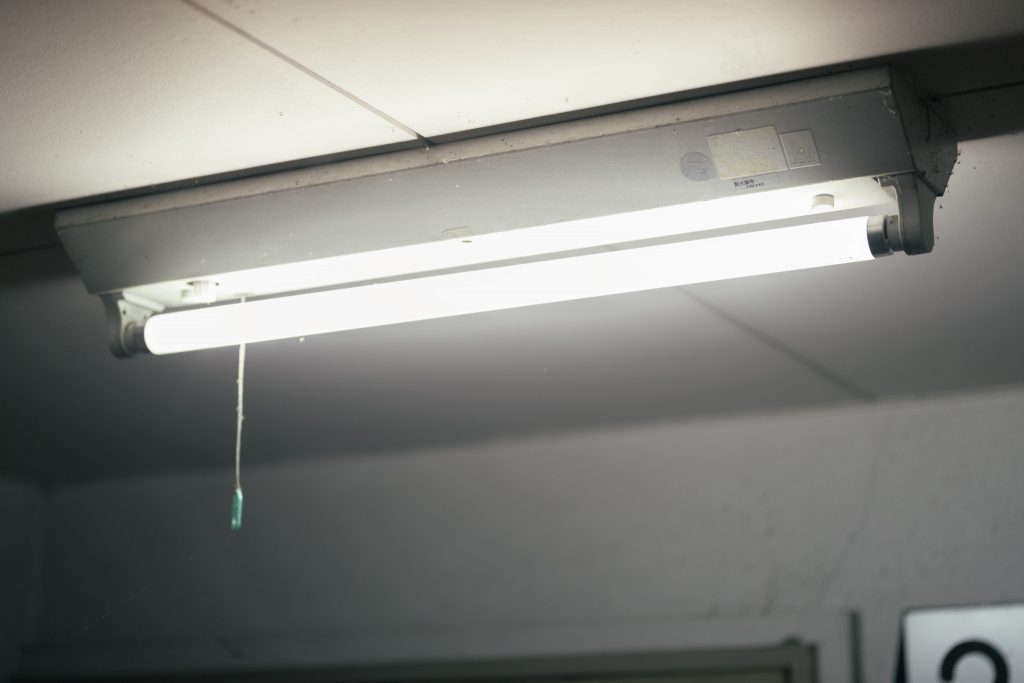 蛍光灯の2027年問題｜アパート・マンション用の蛍光灯を早くLEDに交換すべき理由