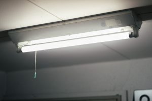 蛍光灯の2027年問題|アパート・マンション用の蛍光灯を早くLEDに交換すべき理由
